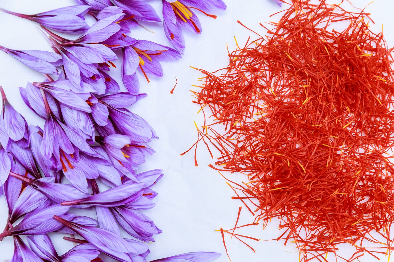 Bekend als "rood goud", saffraan voegt een warme, licht bittere en leerachtige toets toe aan de geur.