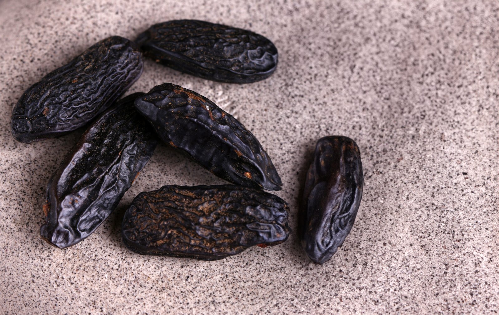 Zoet, romig en mysterieus met een vleugje amandel.